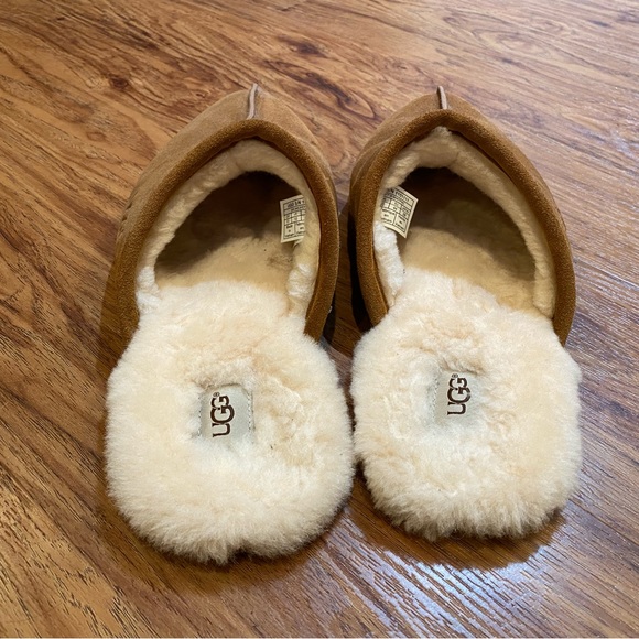 UGG Scuff Slippers - Picture 3 of 4